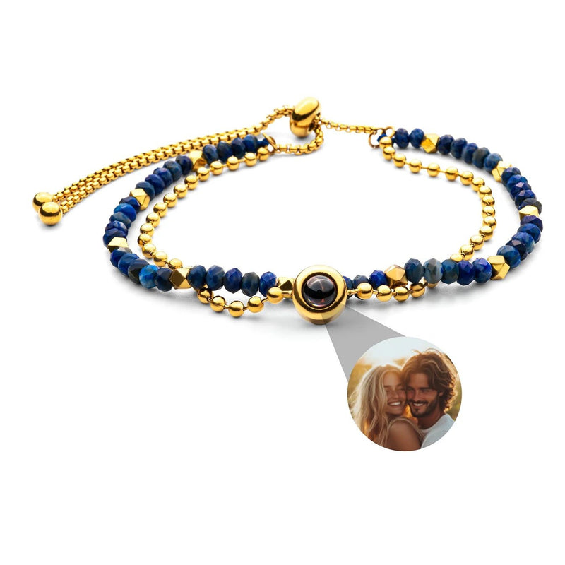 Bracelet double rang en pierres bleues naturelles et perles dorées avec médaillon photo personnalisable.