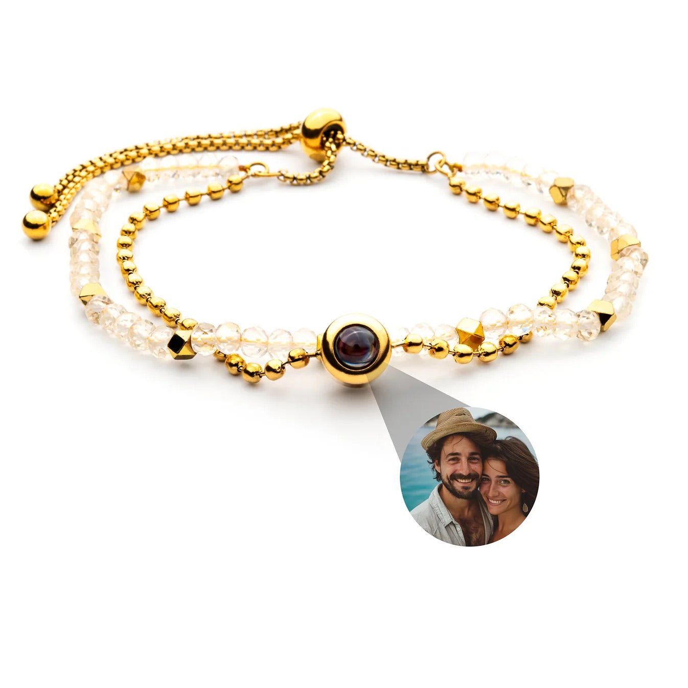 Bracelet double rang en pierres naturelles blanches et perles dorées avec médaillon photo personnalisable et fermoir.