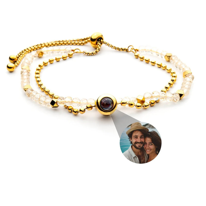 Bracelet double rang en pierres naturelles blanches et perles dorées avec médaillon photo personnalisable et fermoir.