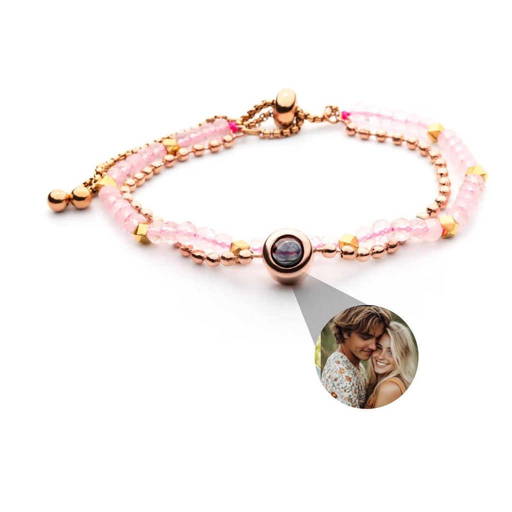 Bracelet double rang en pierres naturelles roses avec perles dorées et médaille photo personnalisée ronde.