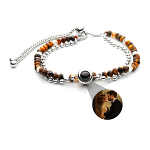 Bracelet double rang en pierres naturelles orange et perles argentées avec médaille photo personnalisée ronde en métal.