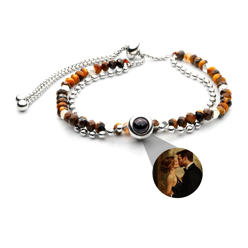 Bracelet double rang en pierres naturelles orange et perles argentées avec médaille photo personnalisée ronde en métal.