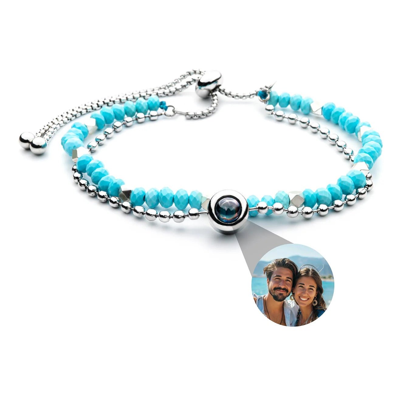 Bracelet double rang en perles turquoise et argentées avec médaillon photo rond personnalisable.