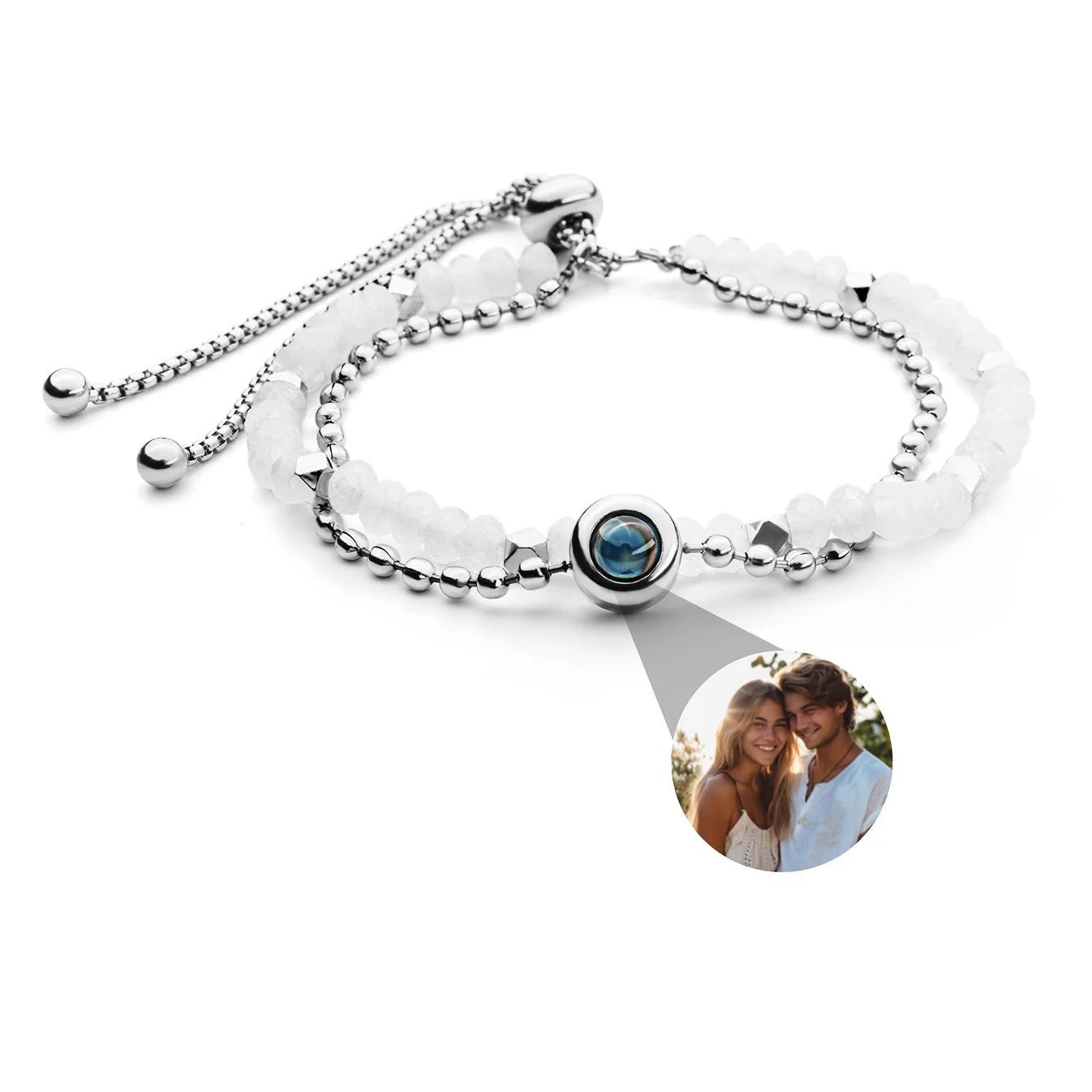 Bracelet double rang en pierres naturelles blanches et perles argentées avec médaille photo personnalisée ronde.