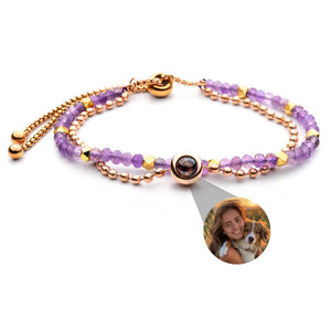 Bracelet double rang en pierres naturelles violettes avec perles dorées et photo personnalisée centrale ronde.