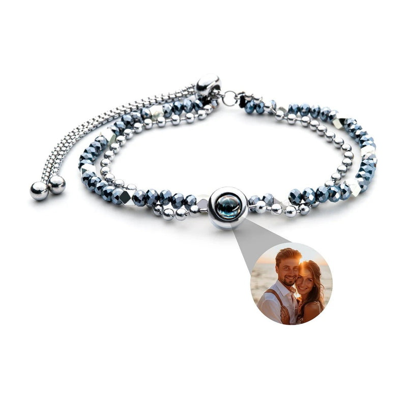 Bracelet double rang en pierres naturelles bleues et argentées avec médaillon photo central rond personnalisable.
