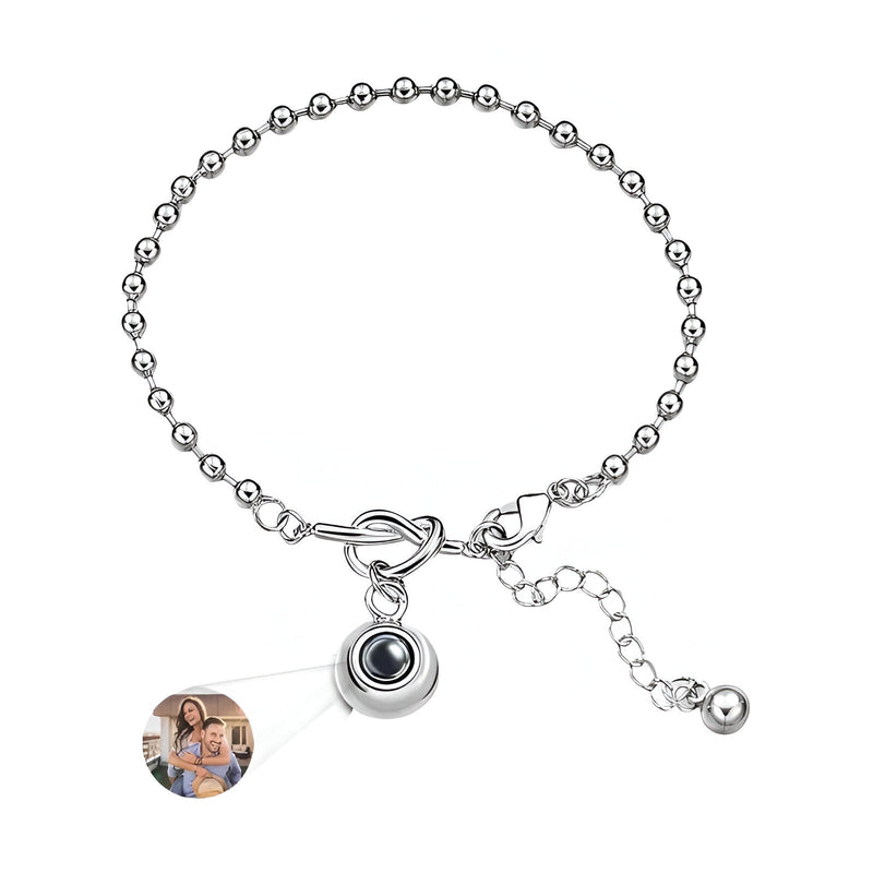 Bracelet en acier inoxydable argenté à maillons ronds avec nœud central et pendentif photo personnalisé.