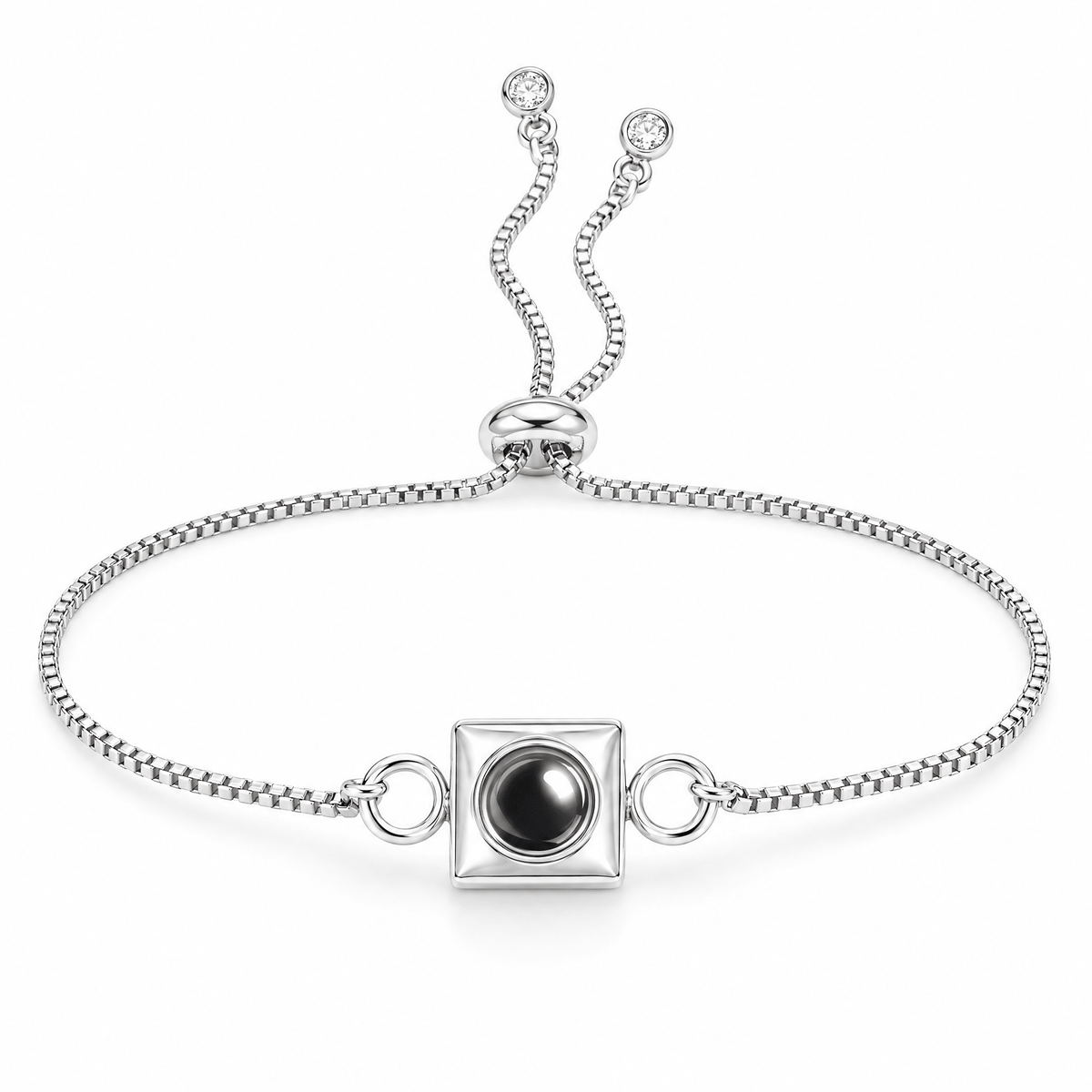 Bracelet photo personnalisé en acier inoxydable, charm carré, modèle Yanni — Argent — packshot studio sur fond blanc