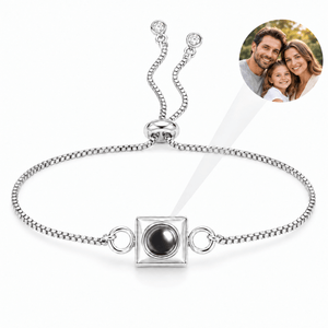 Bracelet photo personnalisé en acier inoxydable, charm carré, modèle Yanni — Argent — packshot studio photo-projection nette
