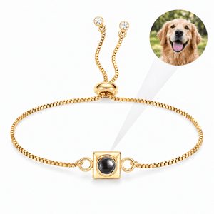 Bracelet photo personnalisé en acier inoxydable, charm carré, modèle Yanni — Or — packshot studio photo-projection nette