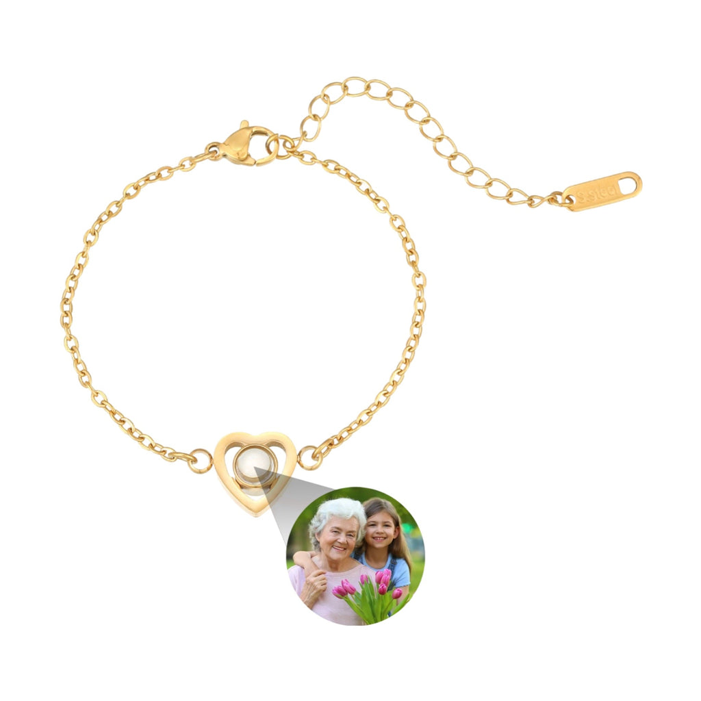 Bracelet doré en acier inoxydable avec pendentif cœur creux et médaillon photo personnalisable.