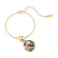 Bracelet doré en acier inoxydable avec pendentif cœur creux et médaillon photo personnalisable.