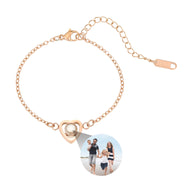 Bracelet en acier inoxydable or rosé avec pendentif cœur et médaillon photo personnalisé rond.