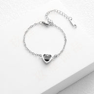 Bracelet en acier inoxydable argenté avec pendentif cœur personnalisable et chaîne fine ajustable.