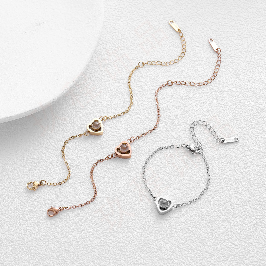 Trois bracelets photo cœur en acier inoxydable, finition or, or rosé et argent, chaîne fine réglable.