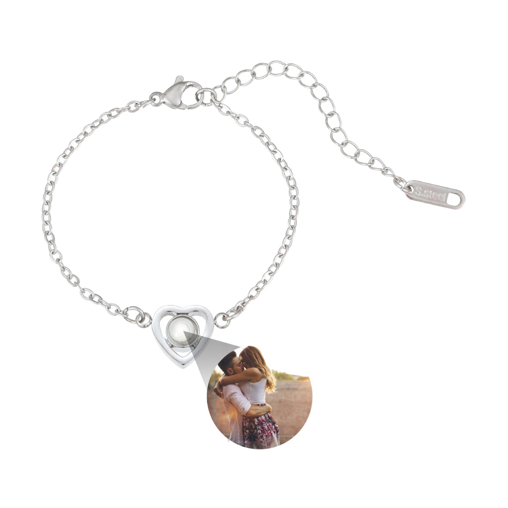 Bracelet en acier inoxydable argenté avec pendentif cœur personnalisable et photo insérée.