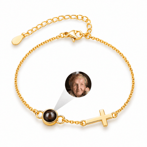 Bracelet photo personnalisé en acier inoxydable, croix chrétienne, cadeau souvenir — modèle Horacle — Or — packshot studio photo sous lentille