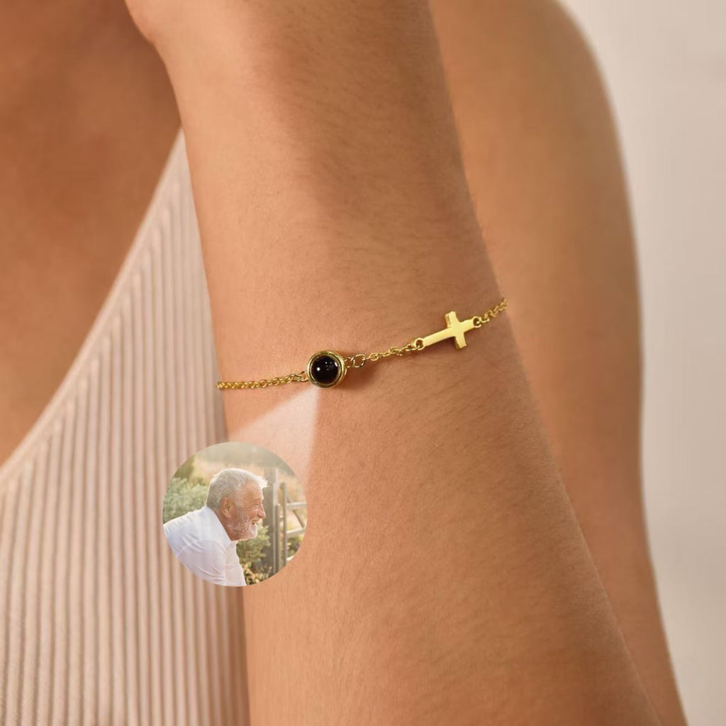 Bracelet fin en acier inoxydable doré avec petite croix chrétienne et médaille photo ronde noire.