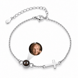 Bracelet photo personnalisé en acier inoxydable, croix chrétienne, cadeau souvenir — modèle Horacle — Argent — packshot studio photo sous lentille
