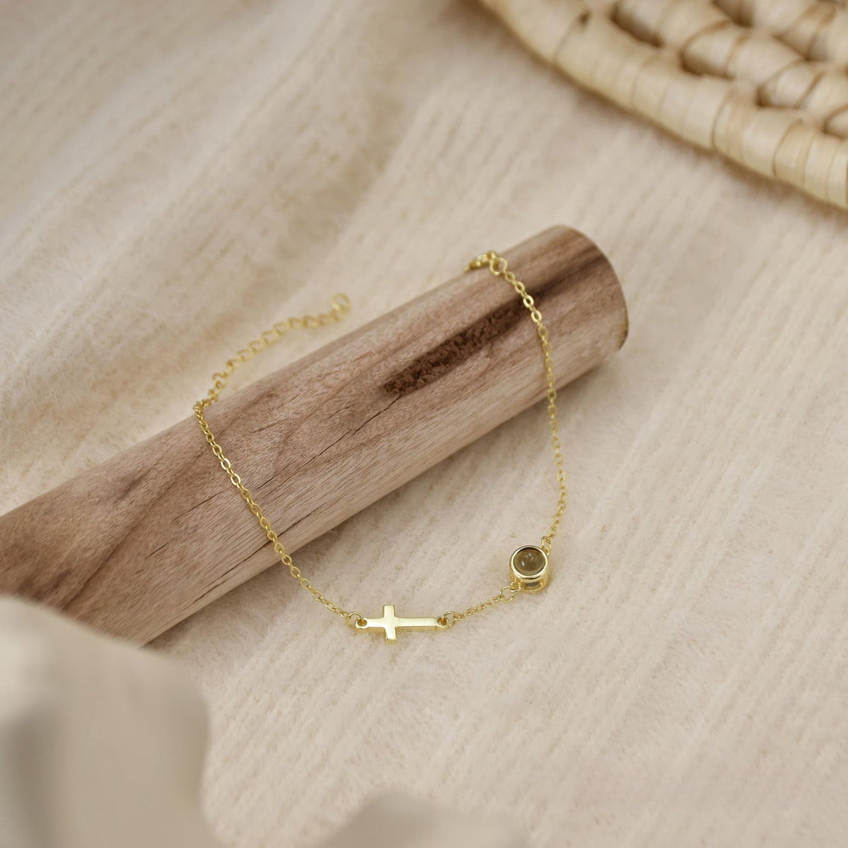 Bracelet en acier inoxydable doré avec pendentif croix chrétienne et médaillon rond personnalisable, chaîne fine.