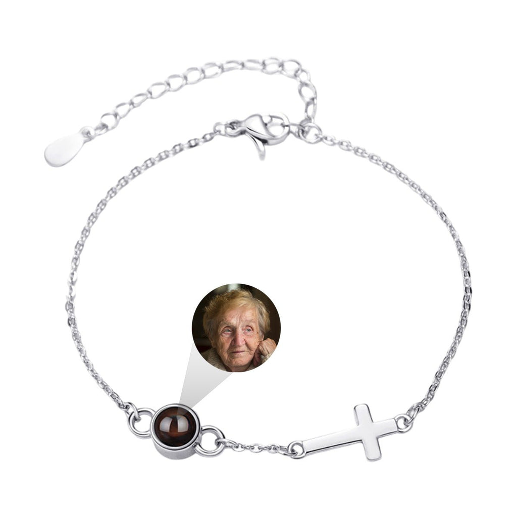 Bracelet en acier inoxydable avec chaîne fine, pendentif croix chrétienne et médaillon photo rond personnalisable.