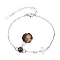 Bracelet en acier inoxydable avec chaîne fine, pendentif croix chrétienne et médaillon photo rond personnalisable.