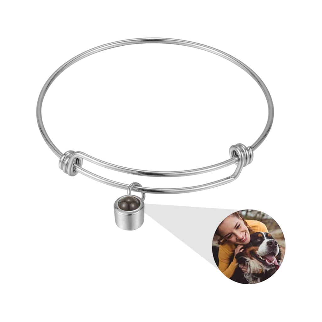 Bracelet jonc ajustable en acier inoxydable argenté avec pendentif photo rond personnalisable.