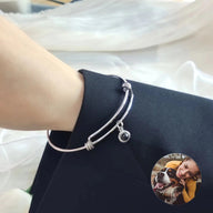 Bracelet jonc ajustable en acier inoxydable argenté avec pendentif rond personnalisable.