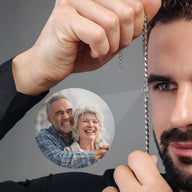 Bracelet en acier inoxydable à maille cubaine argentée avec pendentif photo personnalisé rond.