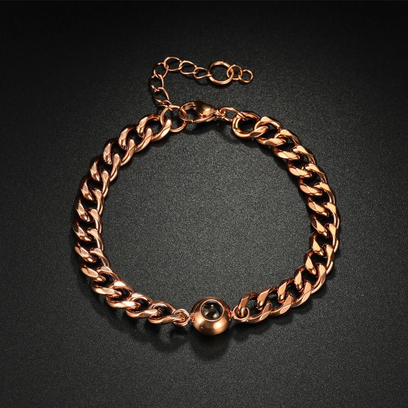 Bracelet maille cubaine en acier inoxydable couleur or rose avec fermoir boule réglable.