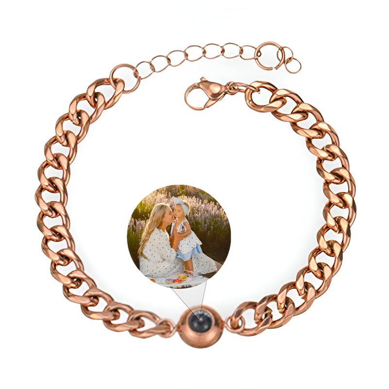 Bracelet photo personnalisé en acier inoxydable couleur or rose avec maille cubaine et médaille ronde intégrant une photo.