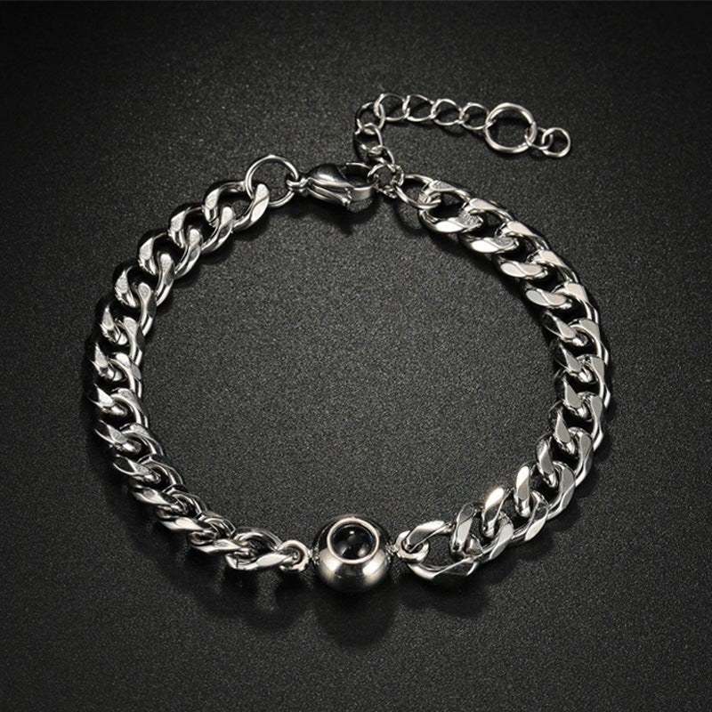 Bracelet personnalisé en acier inoxydable argenté avec maille cubaine et fermoir boule brillant.