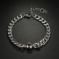 Bracelet personnalisé en acier inoxydable argenté avec maille cubaine et fermoir boule brillant.