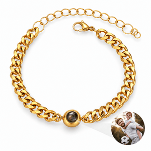 Bracelet photo personnalisé en acier inoxydable, maille cubaine — modèle Mili — Or — packshot studio photo sous lentille