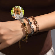 Trois bracelets photos personnalisés en acier inoxydable avec maille cubaine, argenté, doré et cuivré, modèle Mili, portés.
