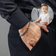 Bracelet maille cubaine en acier inoxydable gris argenté, style épais et masculin, porté au poignet.