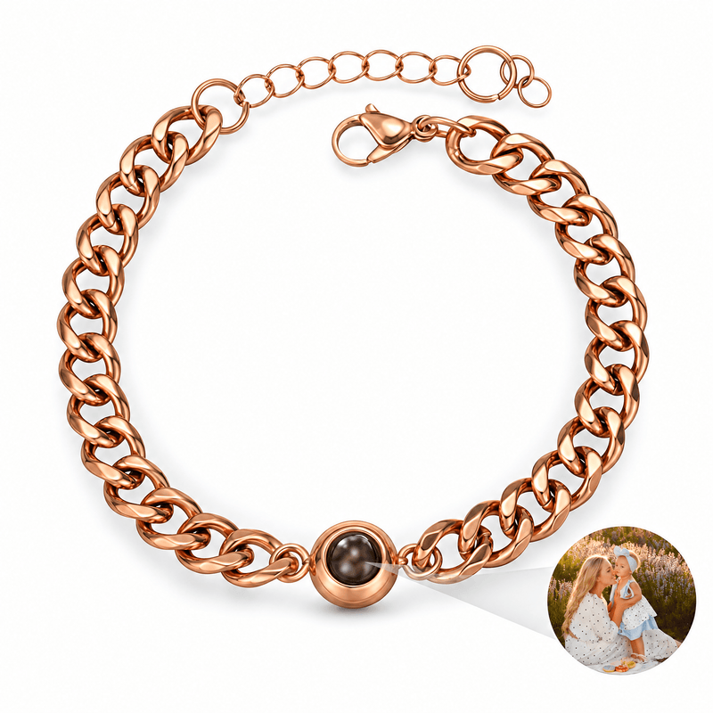 Bracelet photo personnalisé en acier inoxydable, maille cubaine — modèle Mili — Or rosé — packshot studio photo sous lentille