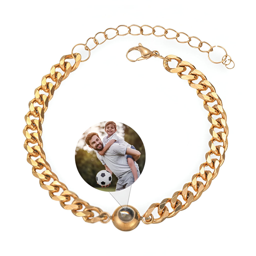 Bracelet photo personnalisé or en acier inoxydable avec maille cubaine et fermoir mousqueton.