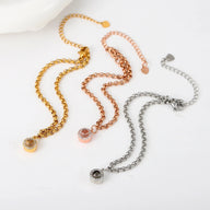 Trois bracelets maille rolo en acier inoxydable, modèle Tali, en argent, or et or rosé, avec médaillon personnalisable.