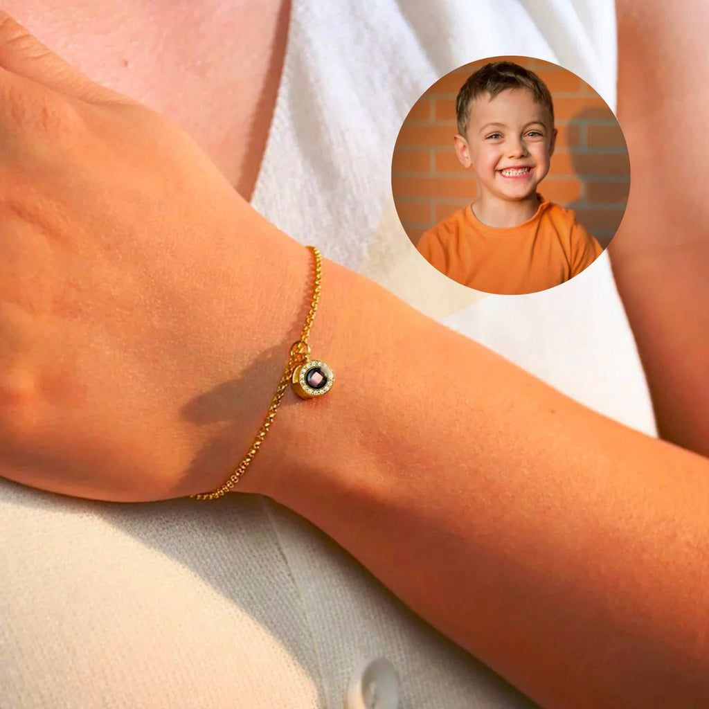Bracelet fin en acier inoxydable or jaune avec maille rolo et médaillon photo rond personnalisé.