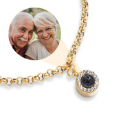 Bracelet Tali en acier inoxydable or avec maille rolo et pendentif photo rond serti de cristaux blancs.