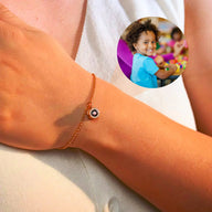 Bracelet photo personnalisé en acier inoxydable or rosé avec maille rolo et médaillon rond gravé.