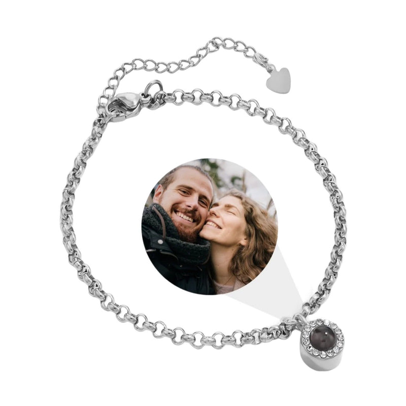 Bracelet personnalisé en acier inoxydable argenté, chaîne maille rolo fine avec pendentif photo rond et pierre noire encadrée.