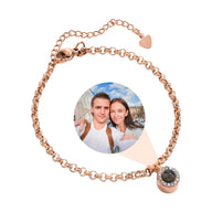 Bracelet en acier inoxydable or rosé à maille rolo avec pendentif photo rond personnalisé.
