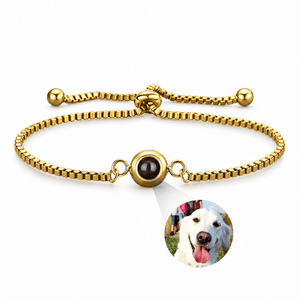 Bracelet photo personnalisé, en acier inoxydable — modèle Nayara — Or — packshot studio photo sous lentille
