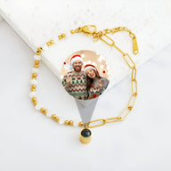 Bracelet or en acier inoxydable avec perles d'eau douce blanches et médaillon photo rond personnalisé.