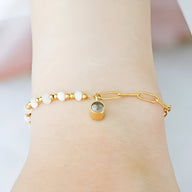 Bracelet en acier inoxydable doré, perles d'eau douce et médaille pendentif personnalisable.