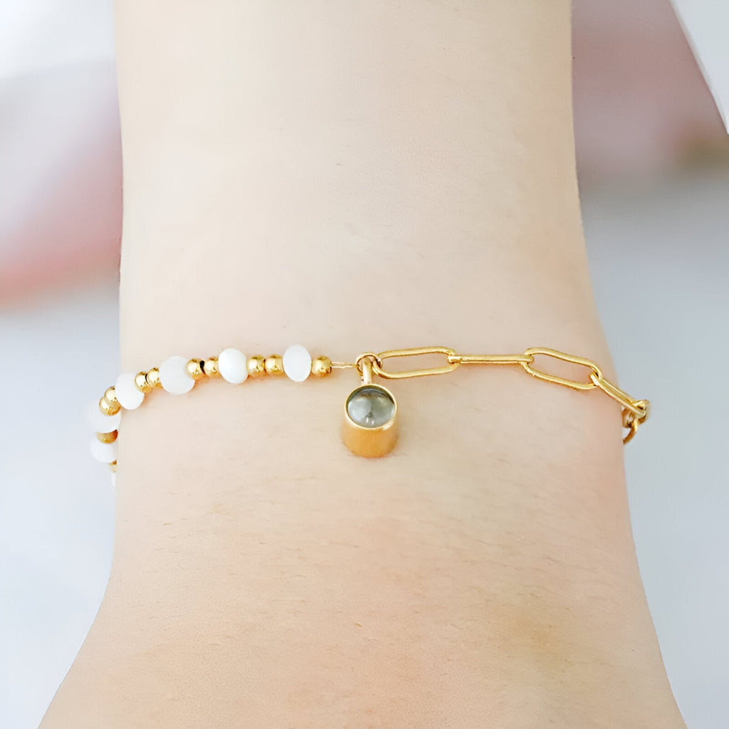 Bracelet en acier inoxydable doré, perles d'eau douce et médaille pendentif personnalisable.