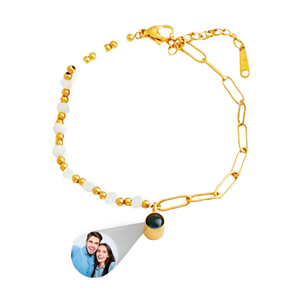 Bracelet en acier inoxydable doré avec perles d'eau douce et médaillon photo rond personnalisé.
