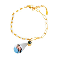 Bracelet en acier inoxydable doré avec perles d'eau douce et médaillon photo rond personnalisé.